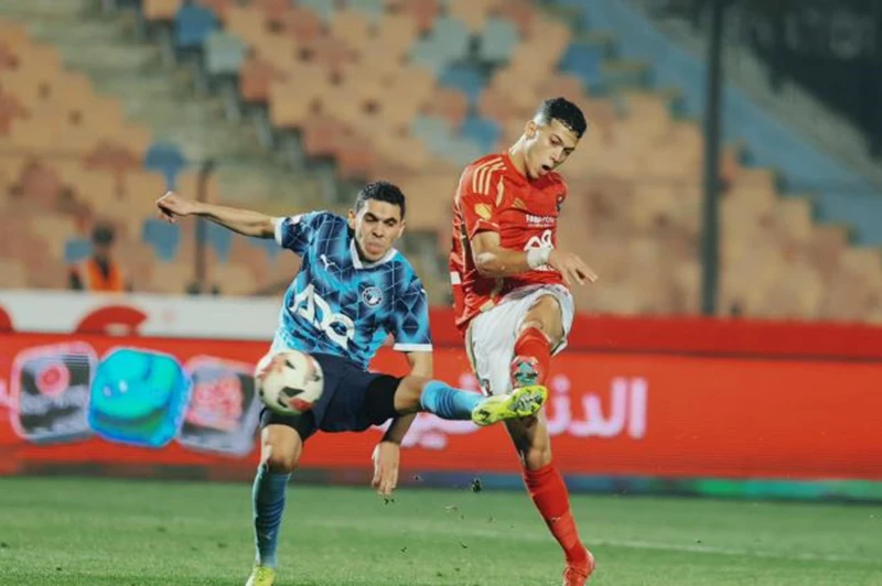 هل يتكرر التاريخ؟ الأهلي وبيراميدز يلتقيان في مواجهة مثيرة في الدوري المصري